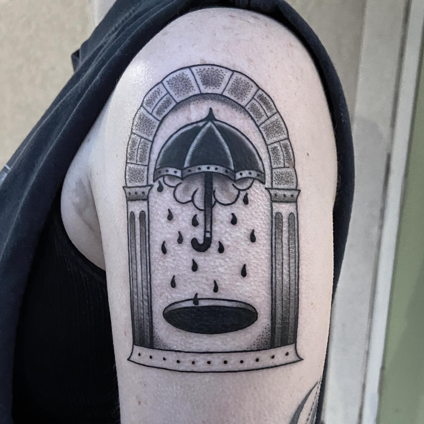 Tatuaje de nube en el hombro