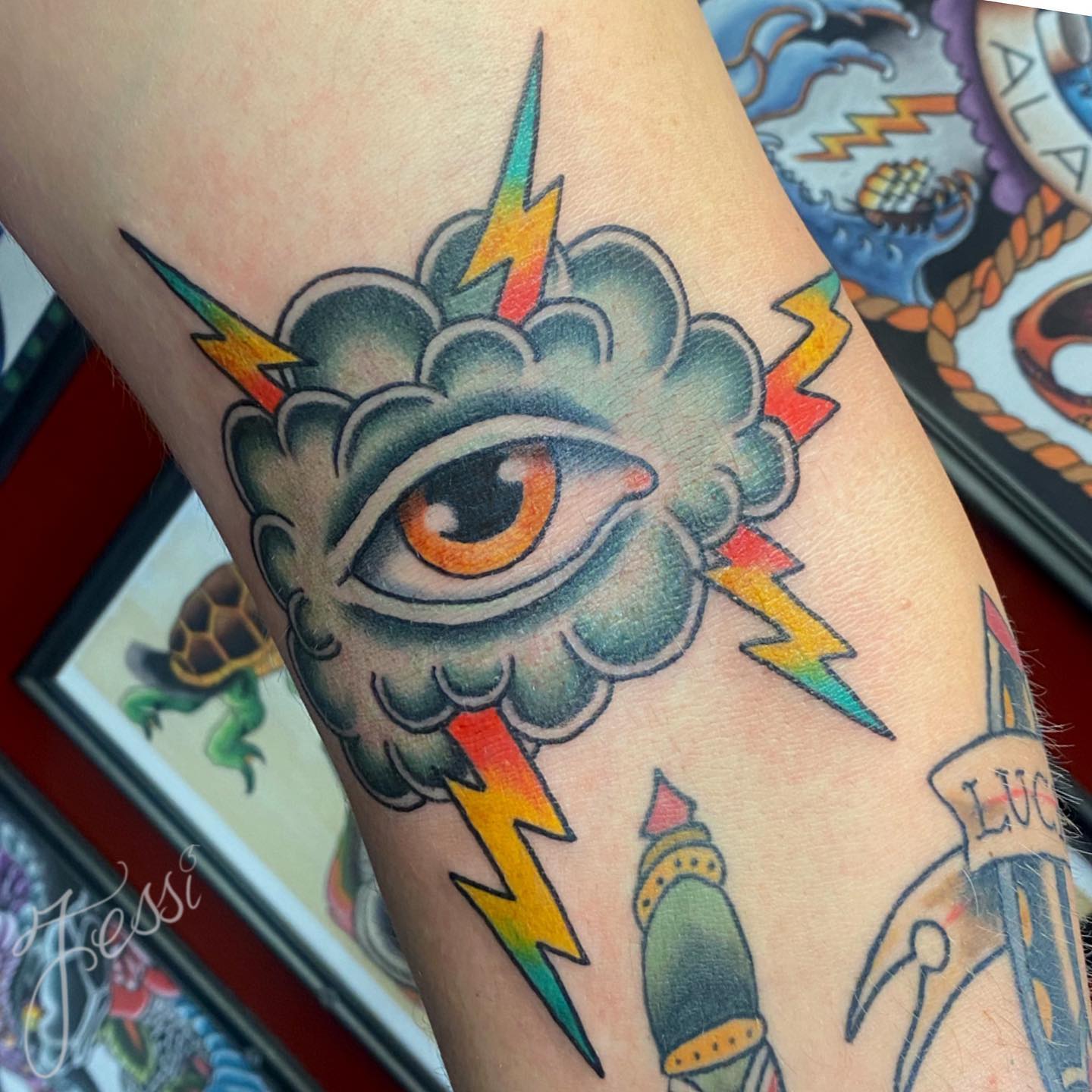 Tatuaje de nube grande y colorido