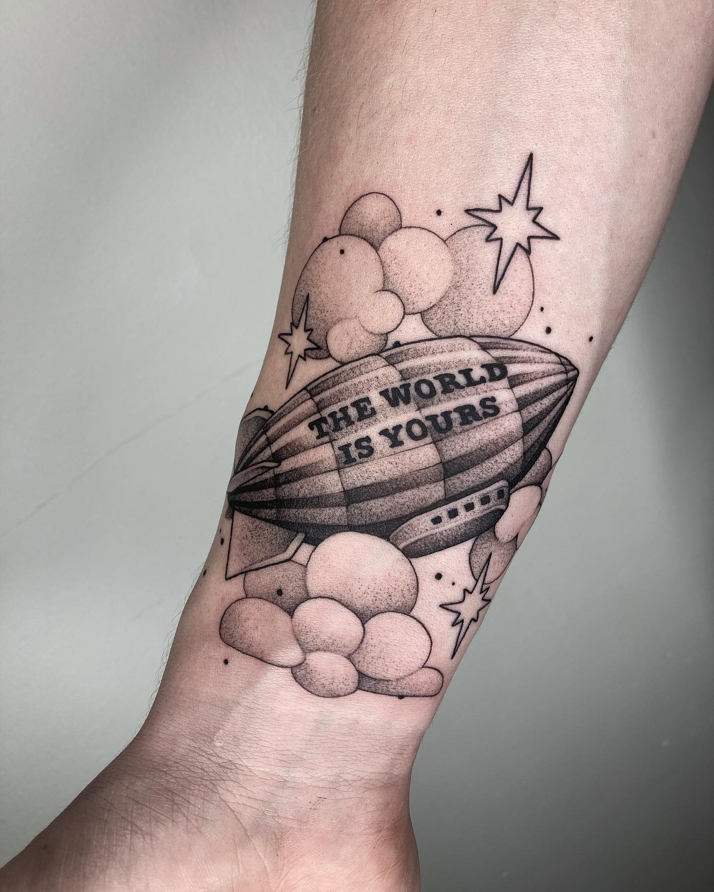 Tatuaje de Nube Grande y Genial