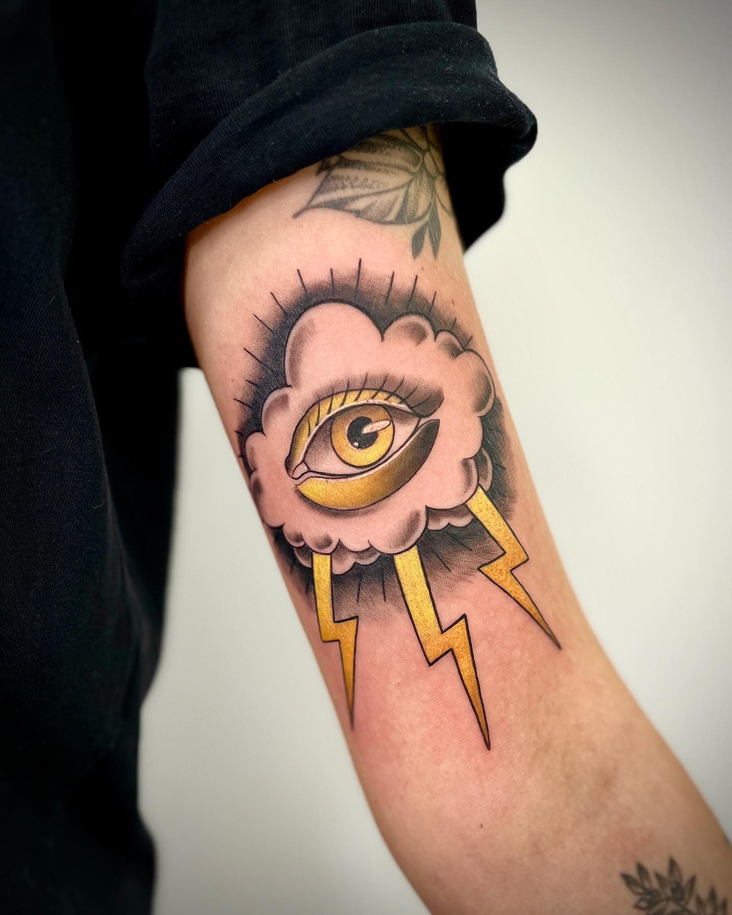 Tatuaje de Nube Negra y Dorada