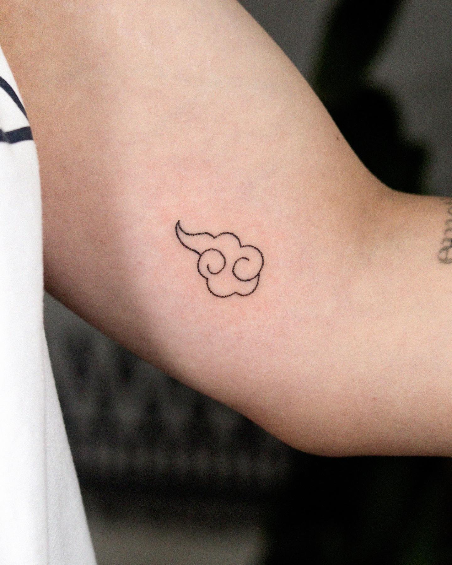 Tatuaje de nube pequeña y linda.