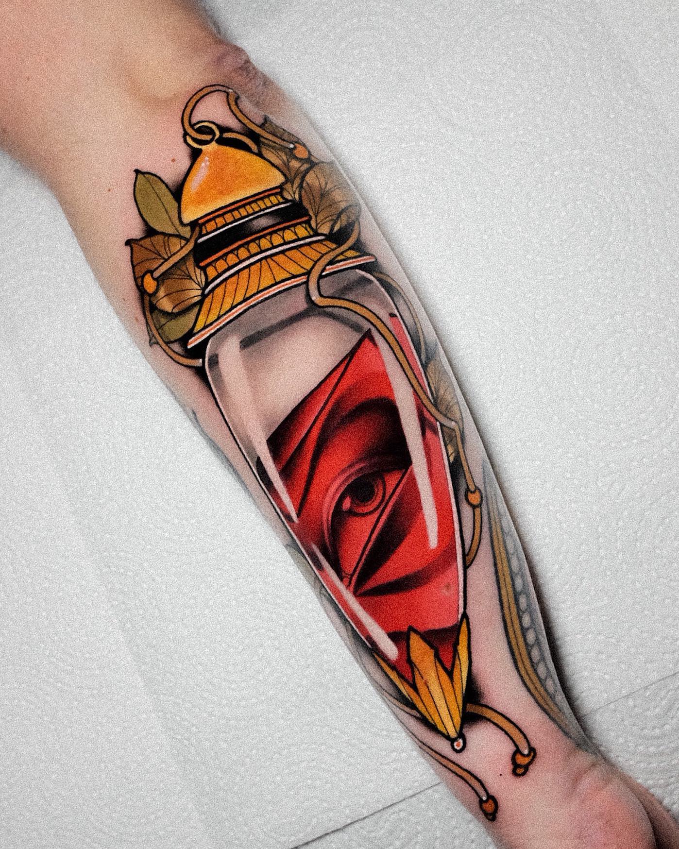 Tatuaje de ojo omnisciente colorido