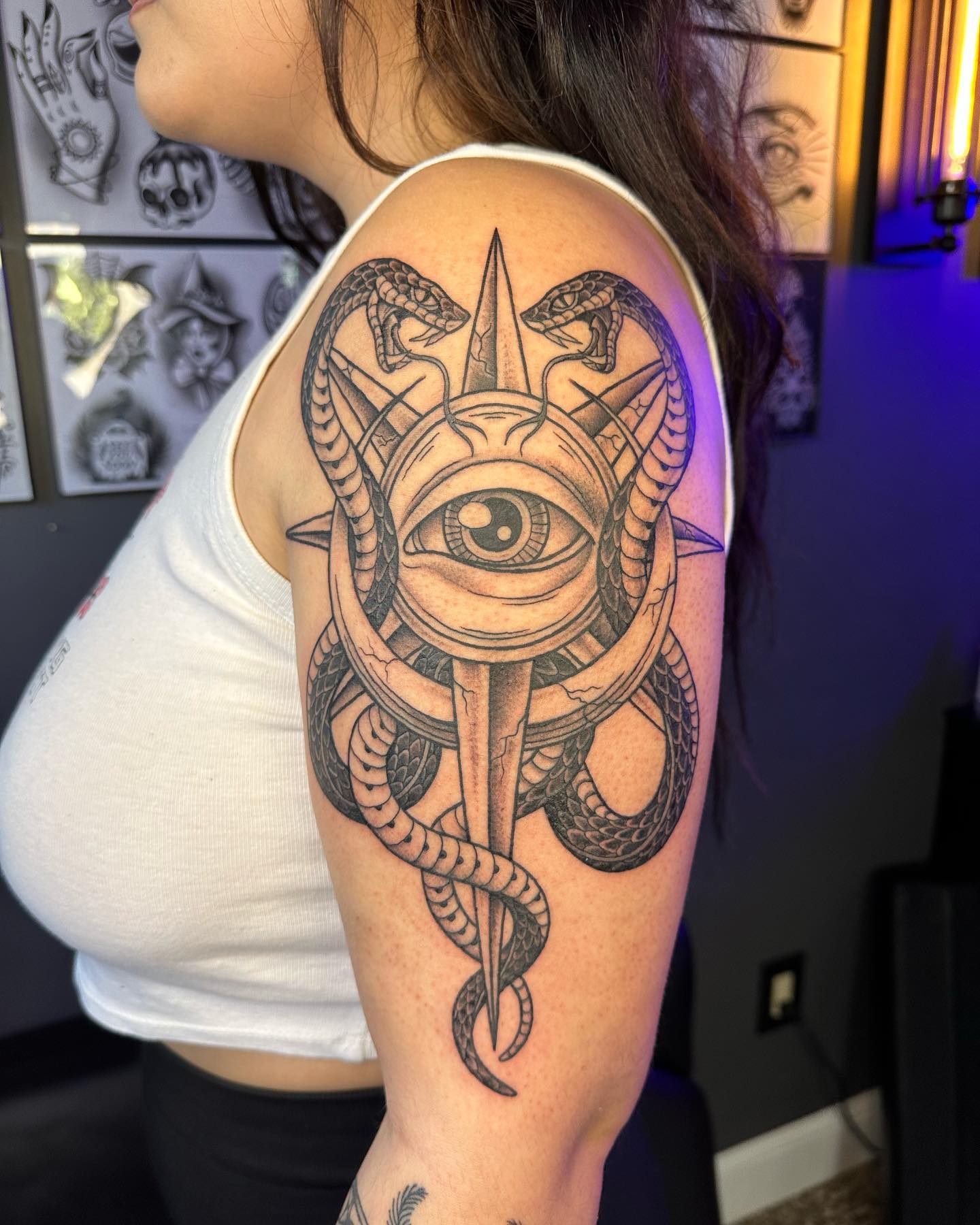 Tatuaje de Ojo que Todo lo Ve en el Hombro