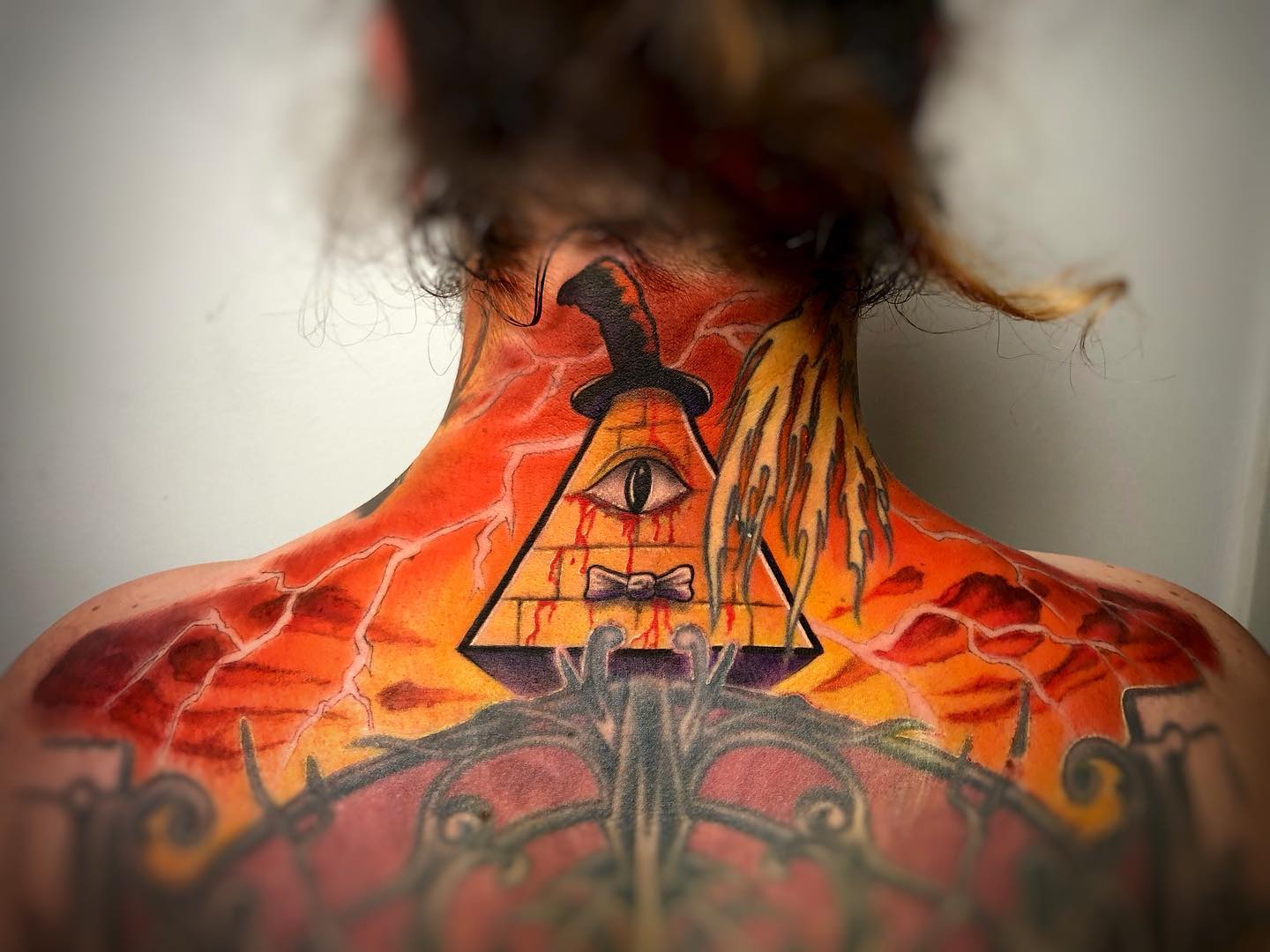 Tatuaje de Ojo que Todo lo Ve en Naranja