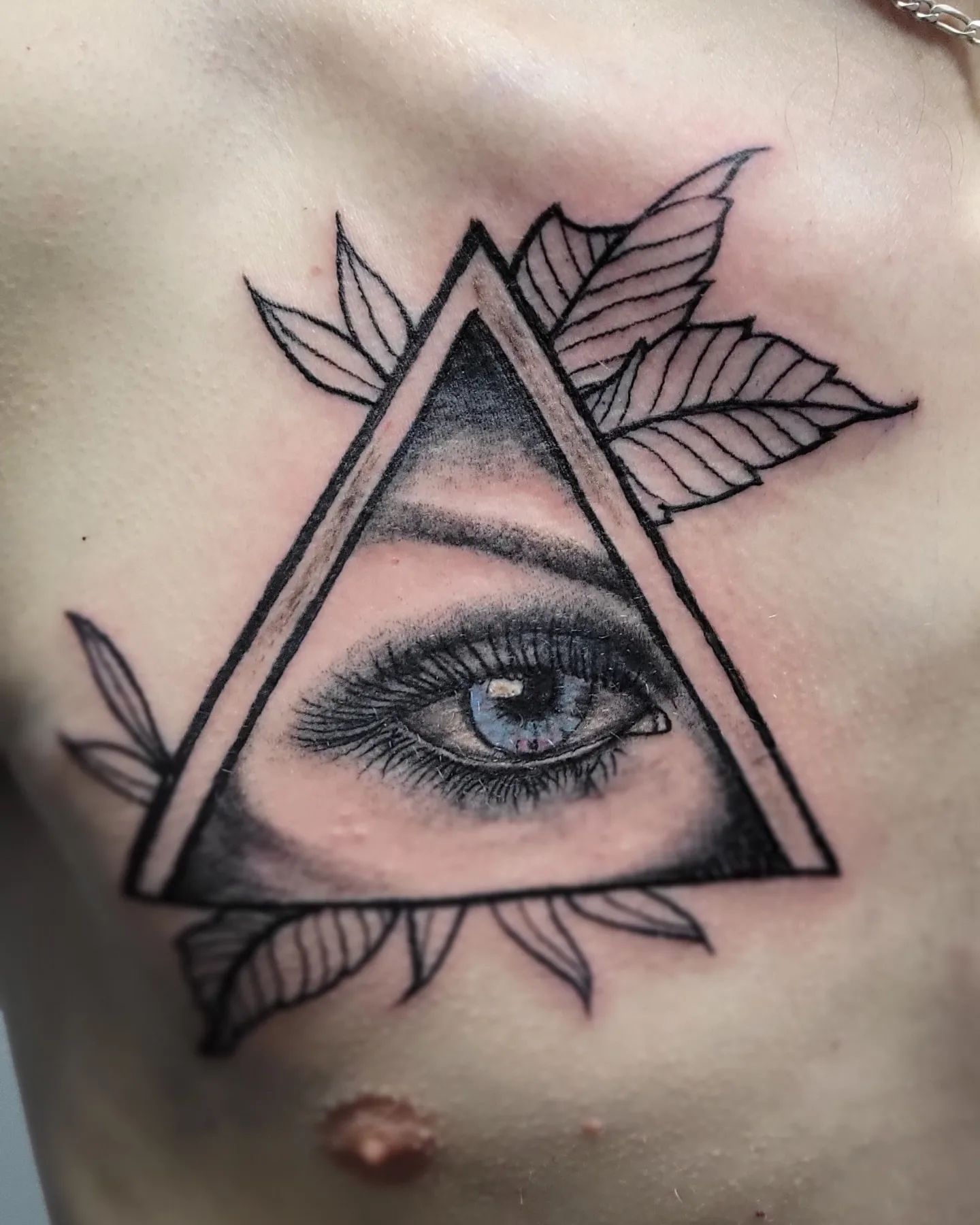 Tatuaje de Ojo Que Todo Lo Ve Masculino