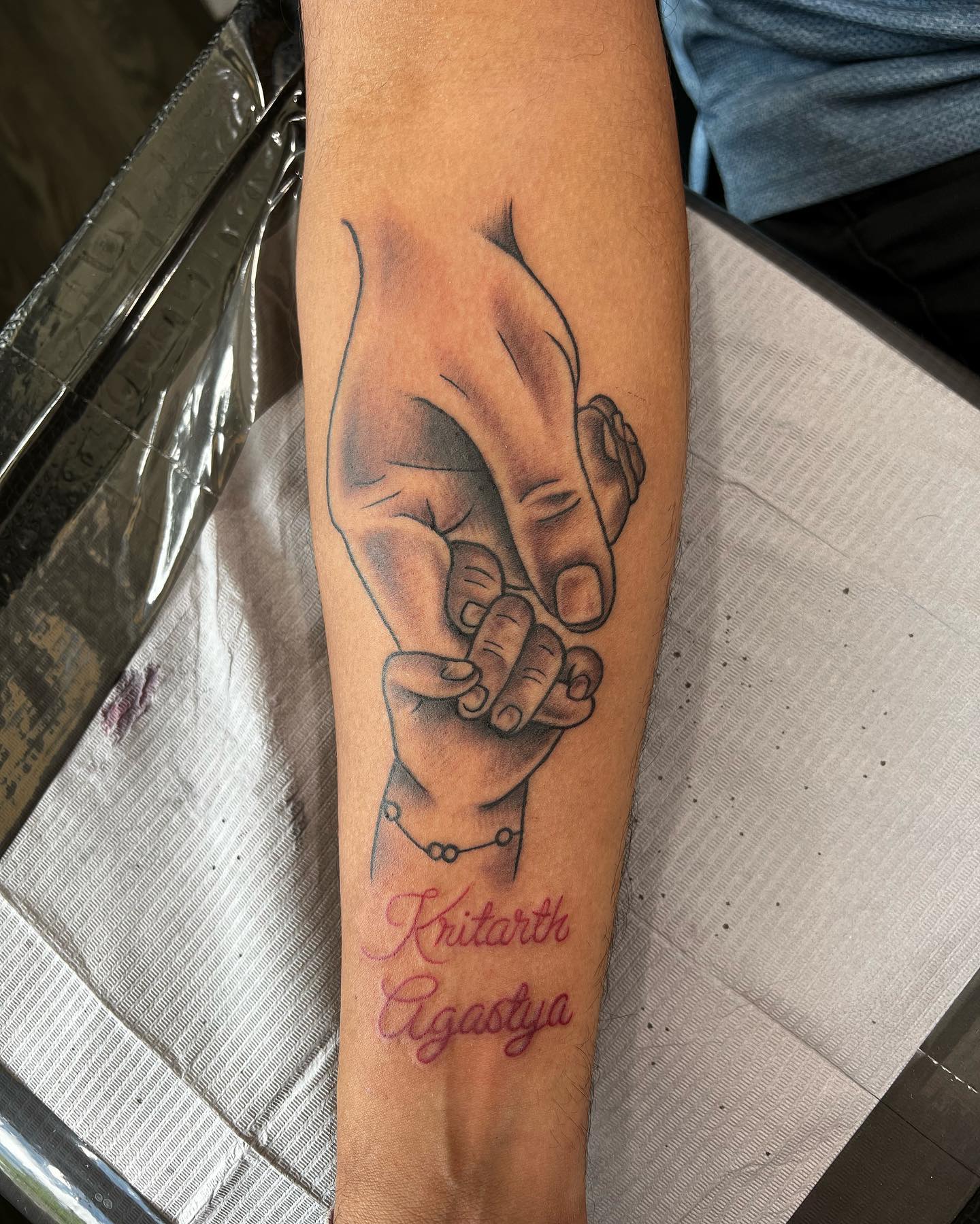 Tatuaje de Padre e Hijo Agarrados de las Manos