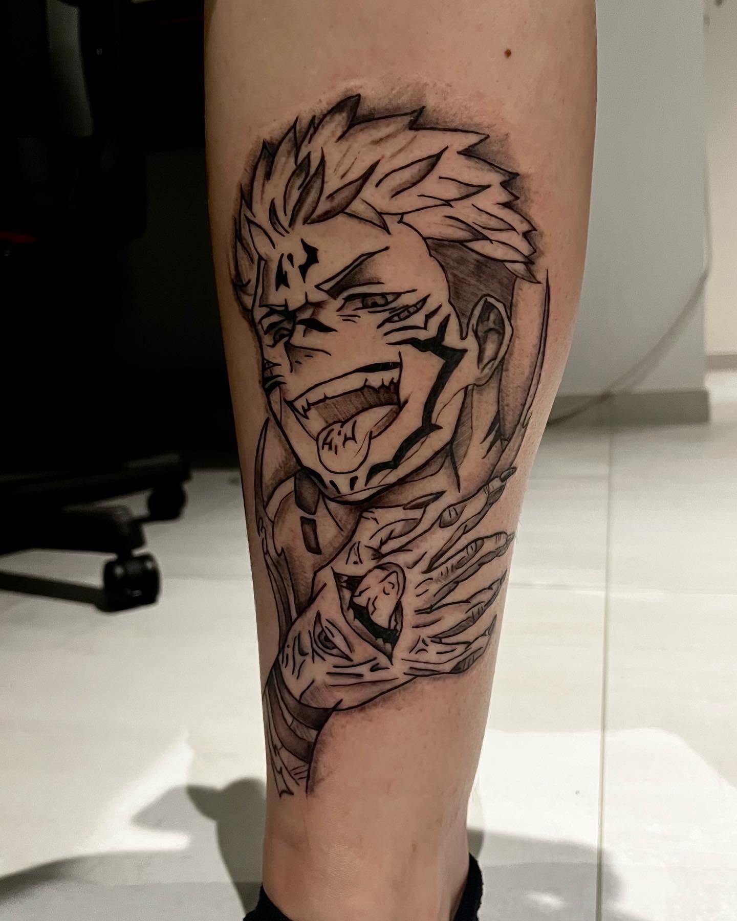 Tatuaje de Sukuna con tinta negra