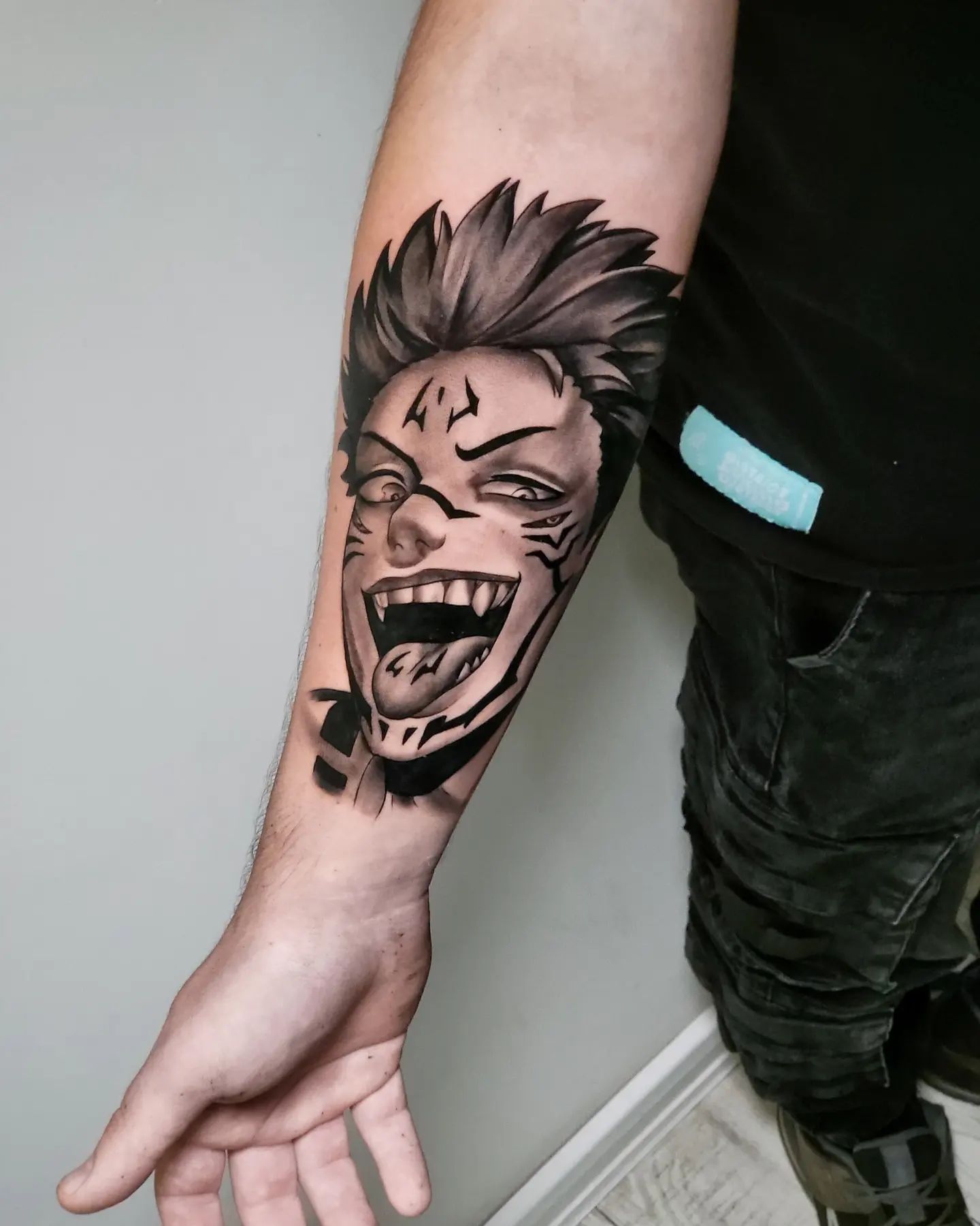 Tatuaje de Sukuna en el antebrazo
