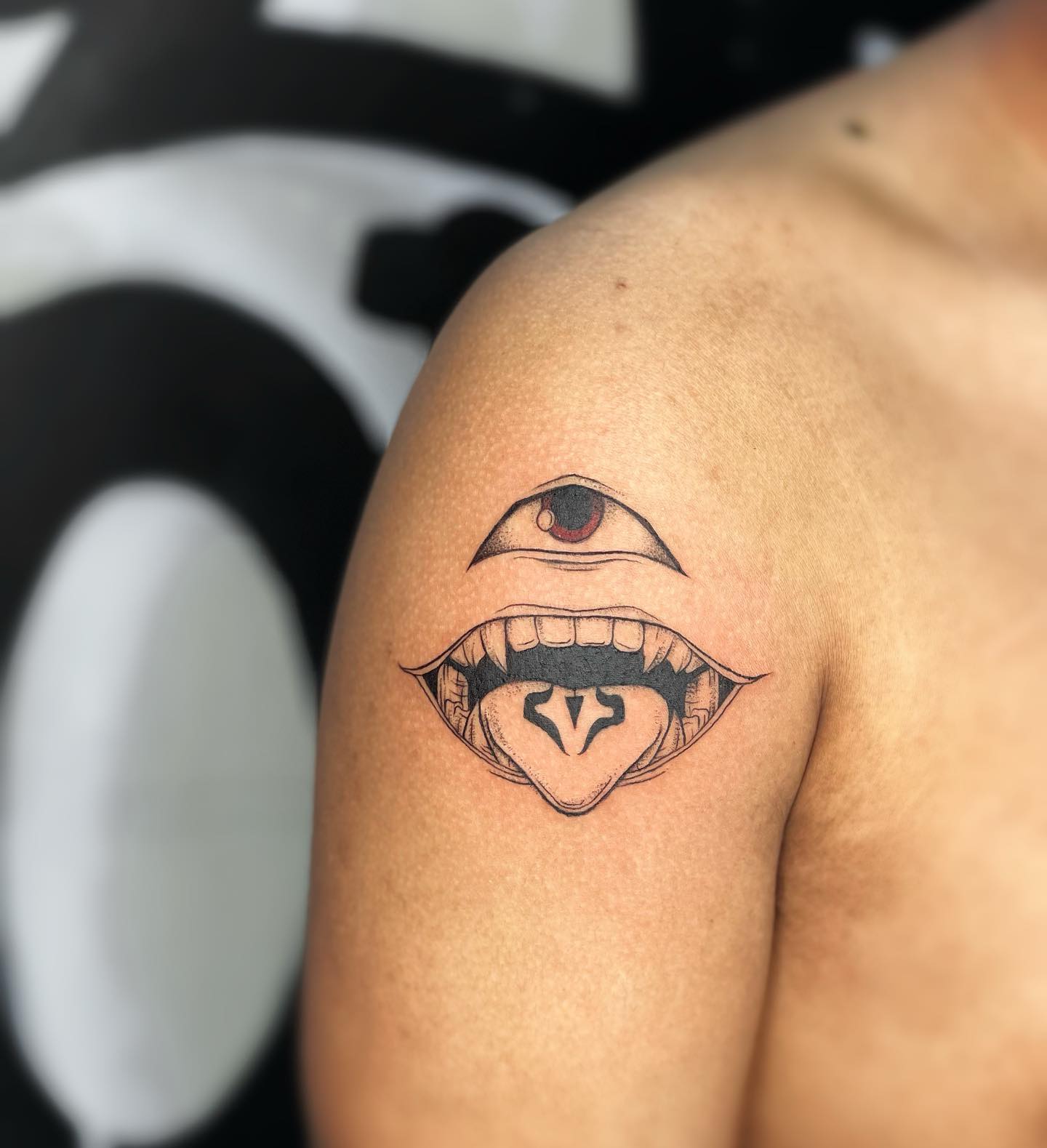 Tatuaje de Sukuna en el hombro.
