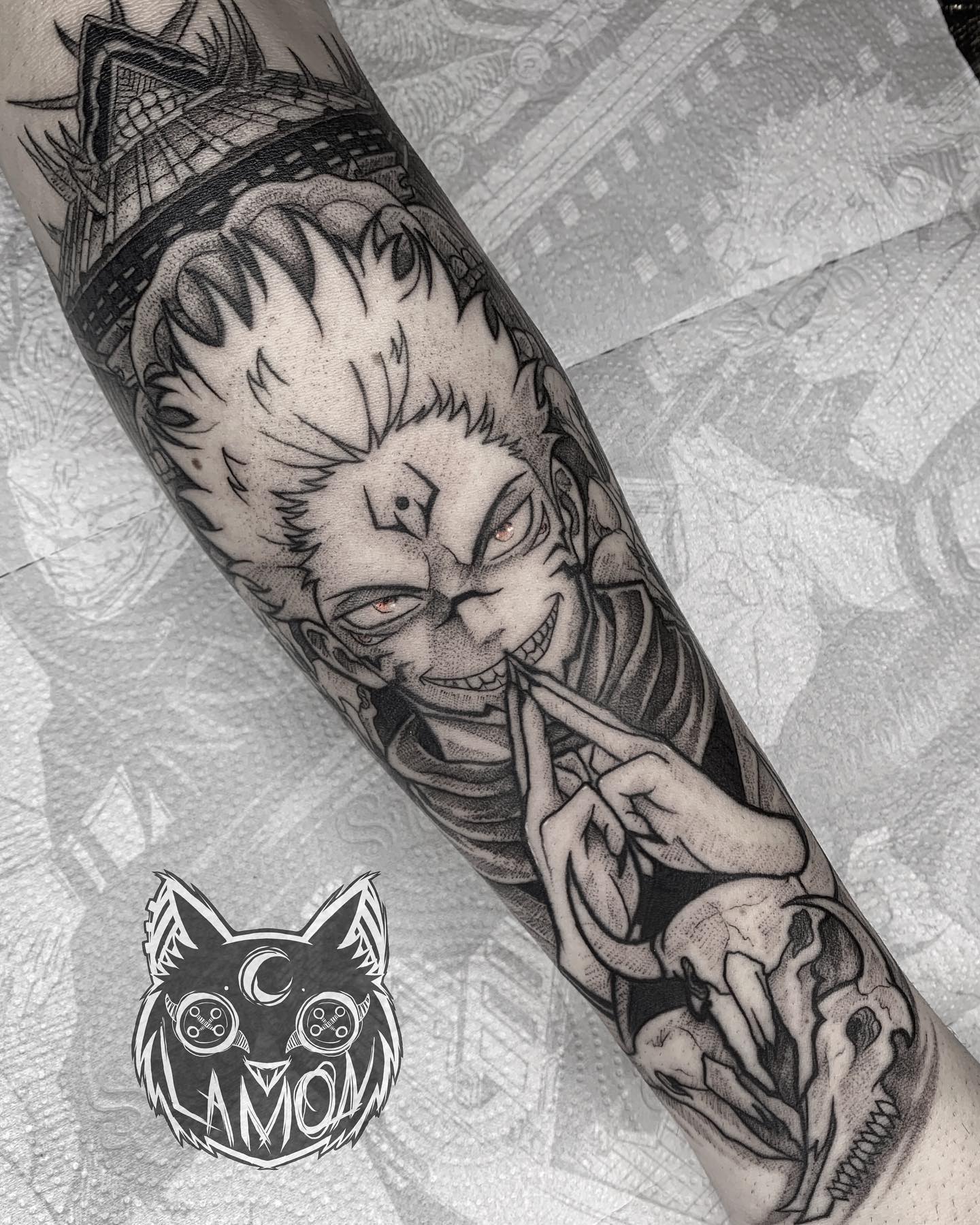 Tatuaje de Sukuna genial en el antebrazo