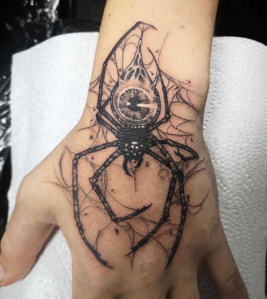 Tatuaje de tela de araña masculino.
