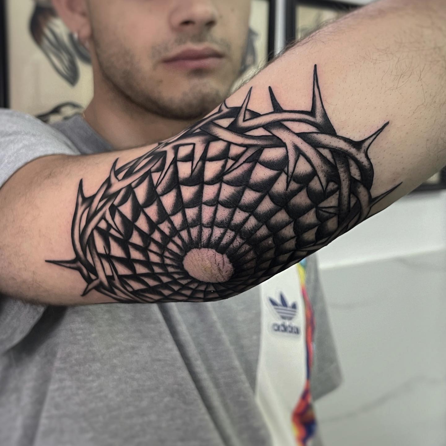 Tatuaje de telaraña de codo