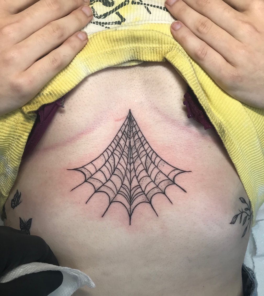 Tatuaje de telaraña de estómago