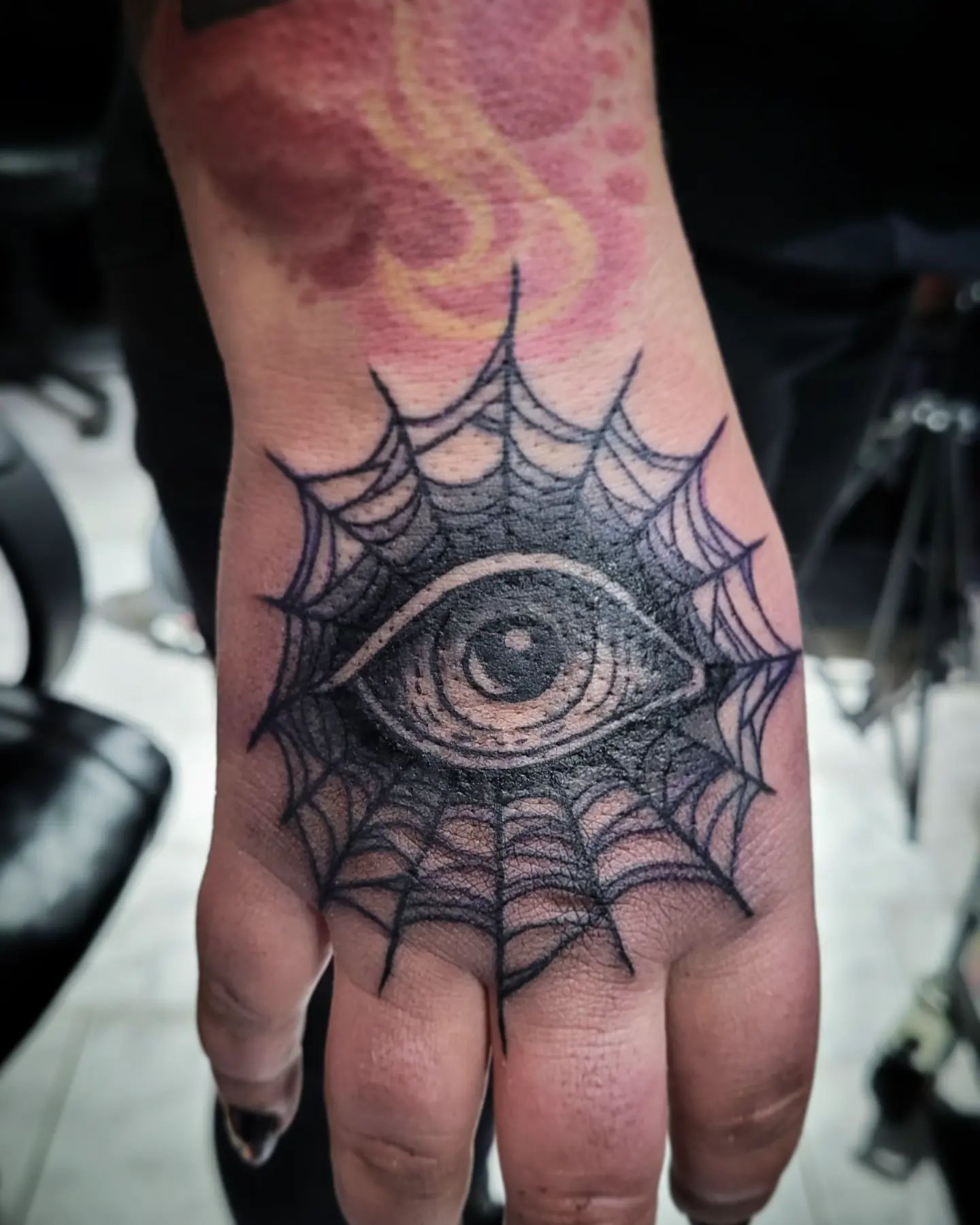 Tatuaje de telaraña de palm de moda