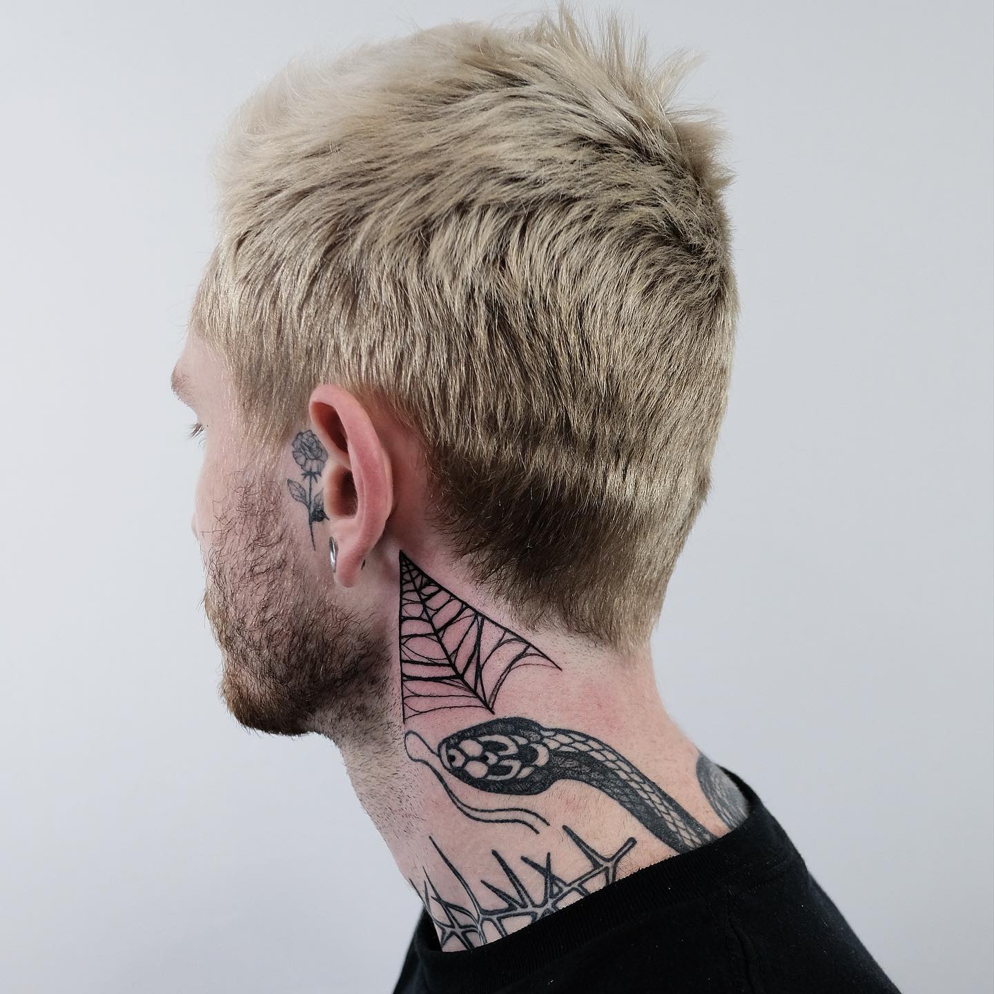 Tatuaje de telaraña en el cuello de araña
