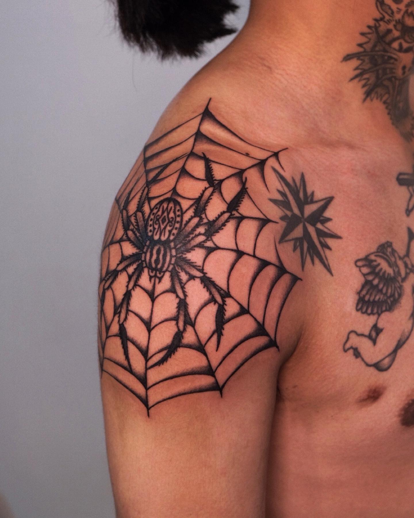 Tatuaje de Telaraña en el Hombro