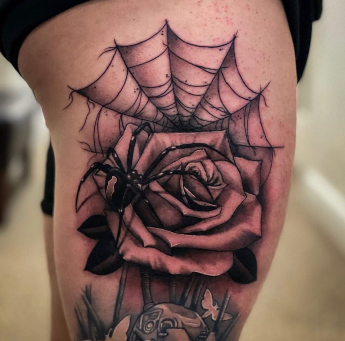 Tatuaje de una gigantesca telaraña negra de tinta.