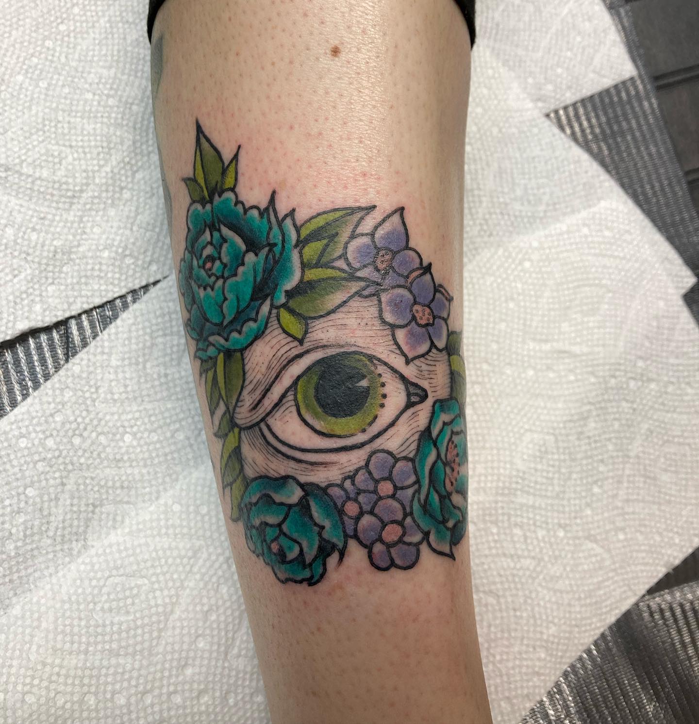 Tatuaje del Ojo que Todo lo Ve Azul
