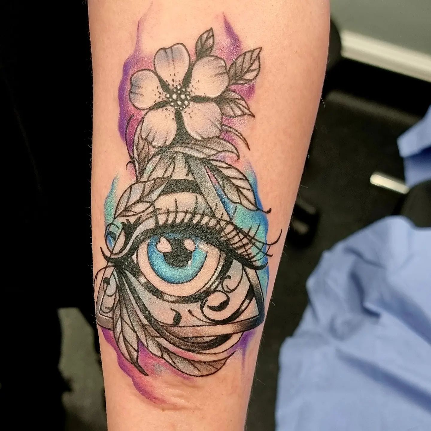 Tatuaje del Ojo que Todo lo Ve con Estilo Artístico.