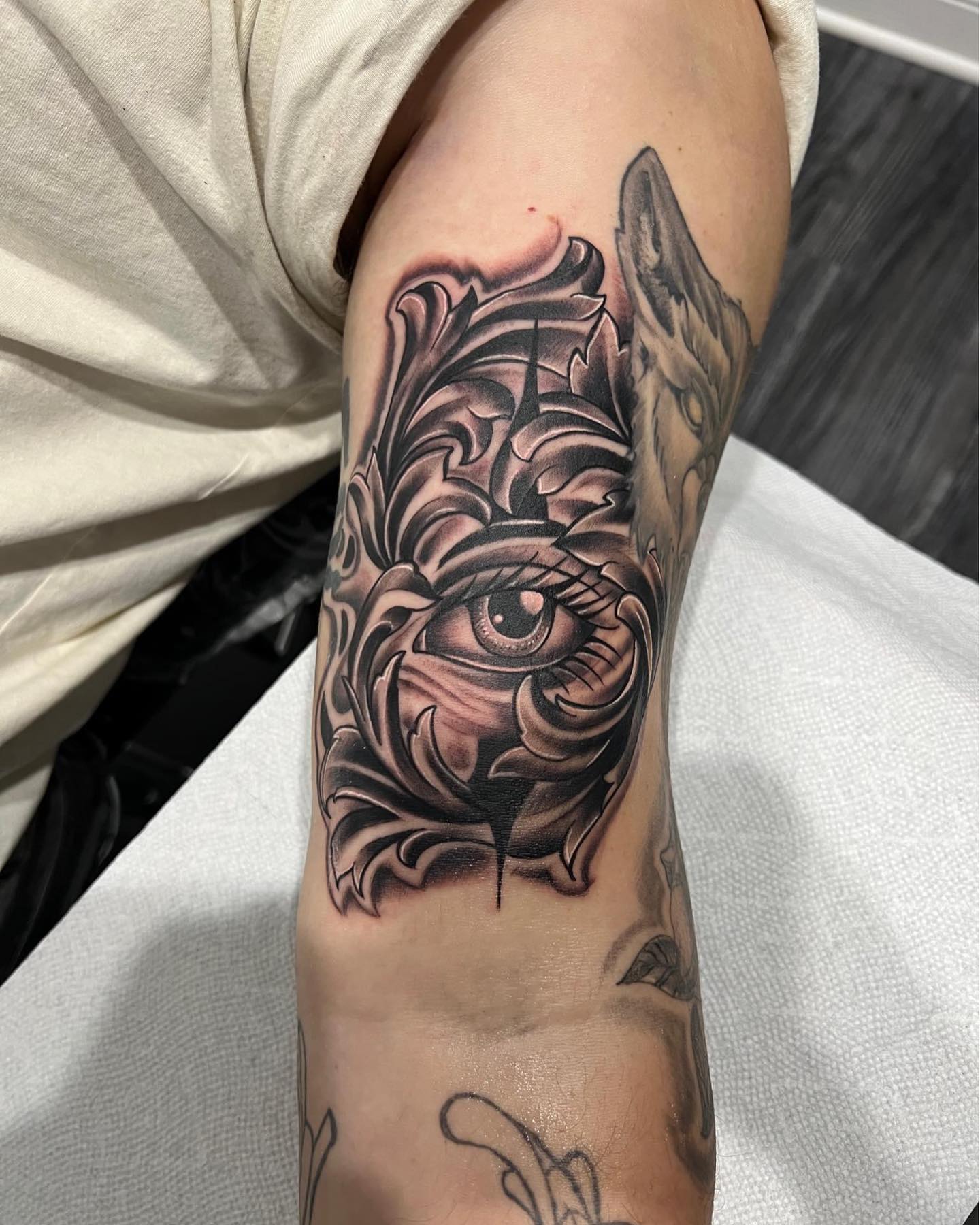 Tatuaje del Ojo que Todo lo Ve con Hombro Negro