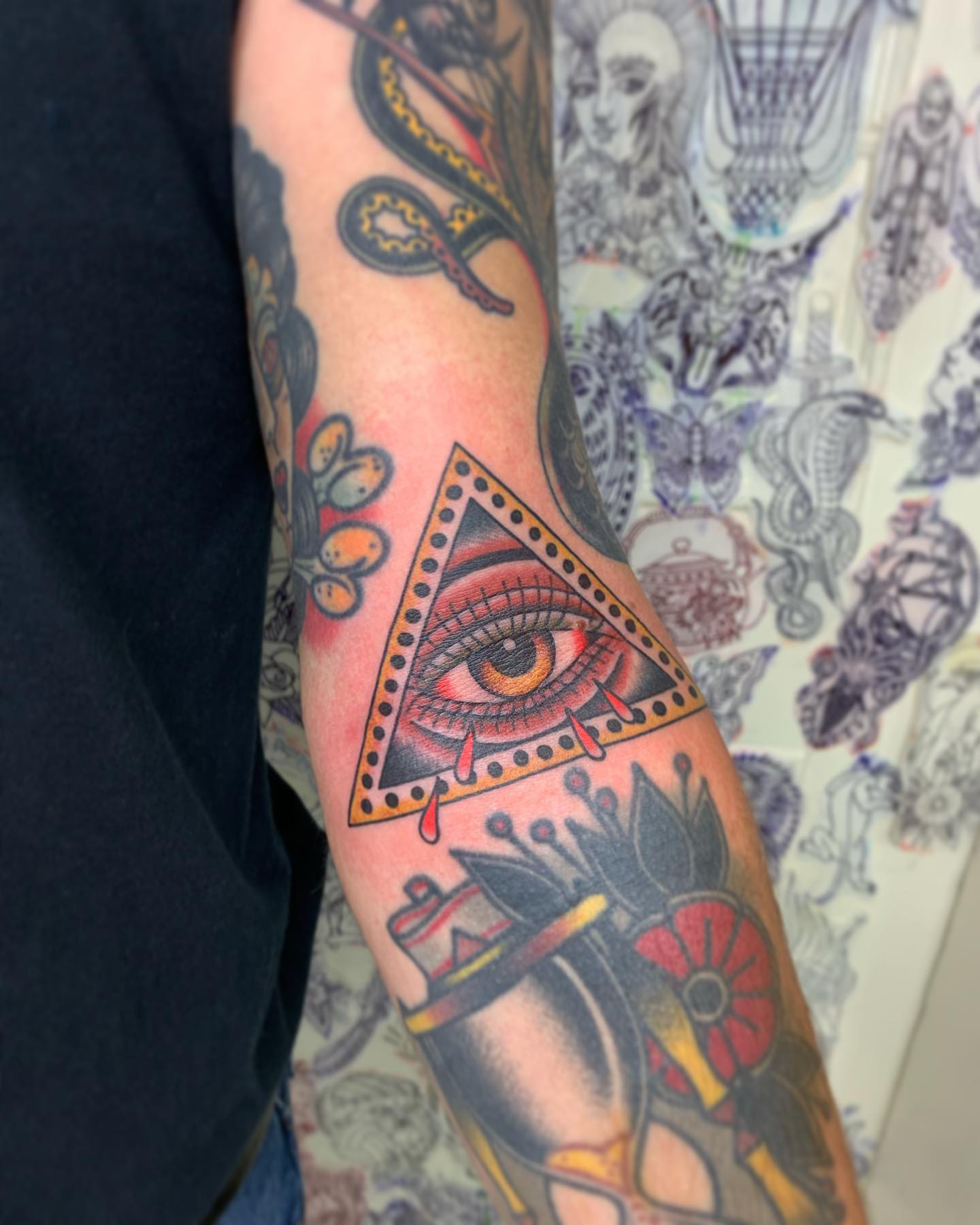 Tatuaje del Ojo que Todo lo Ve en el Brazo
