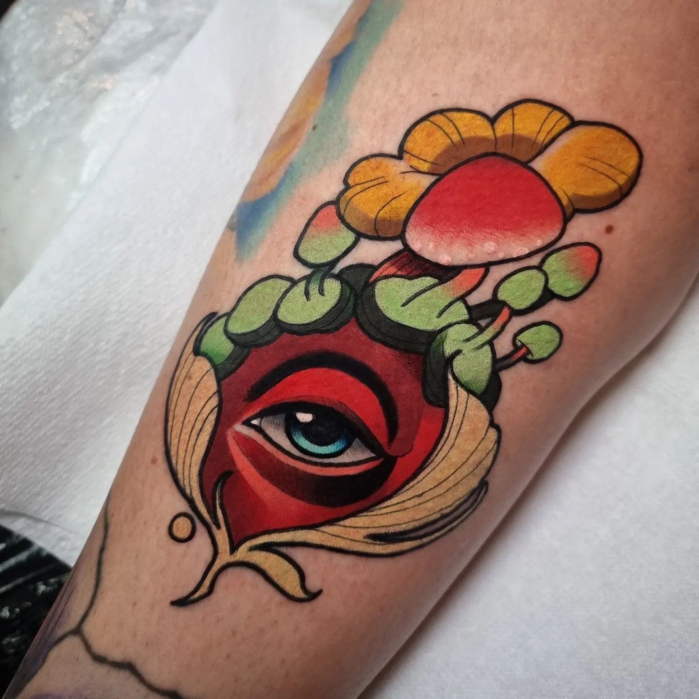 Tatuaje del ojo que todo lo ve rojo