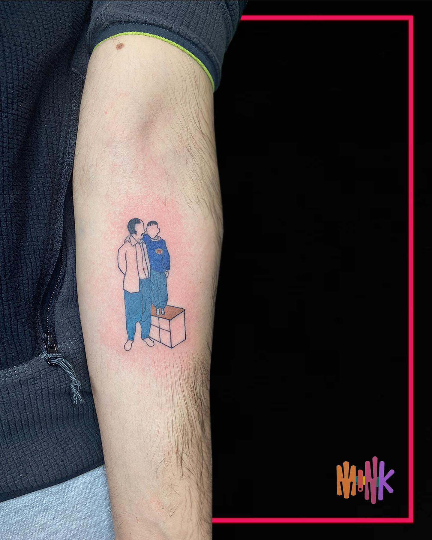Tatuaje en línea de padre e hijo colorido.