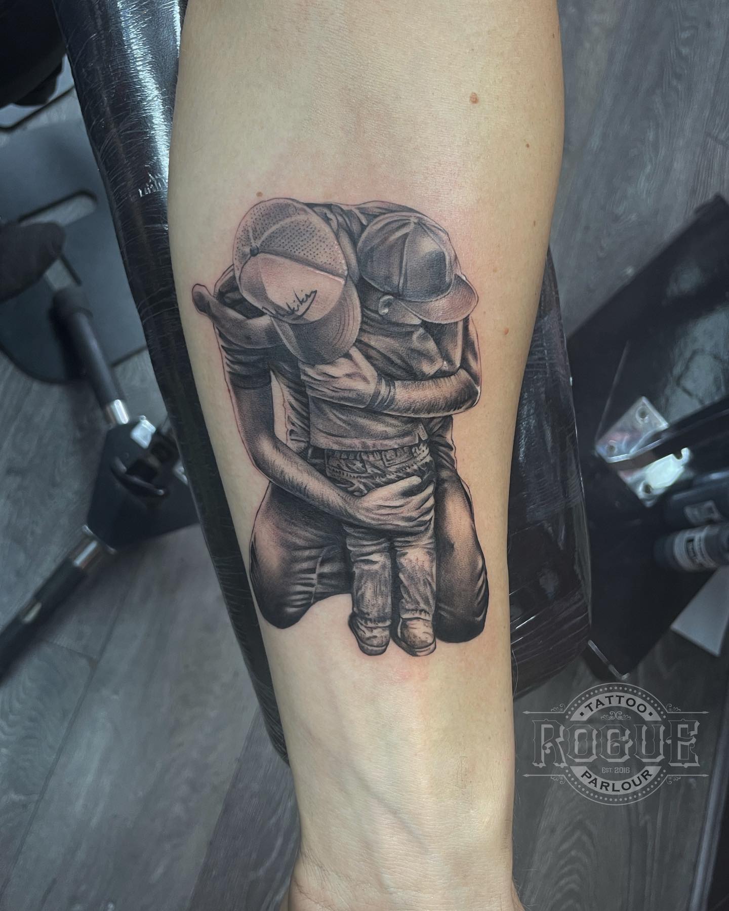 Tatuaje realista de padre e hijo