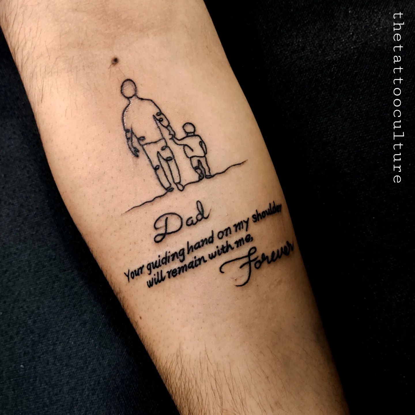 Tatuaje significativo de padre e hijo.