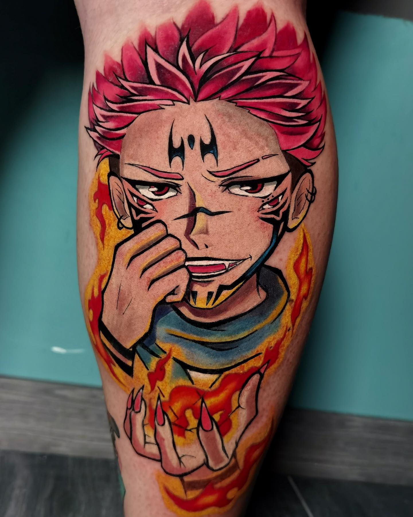 Tatuaje Sukuna de rosa brillante