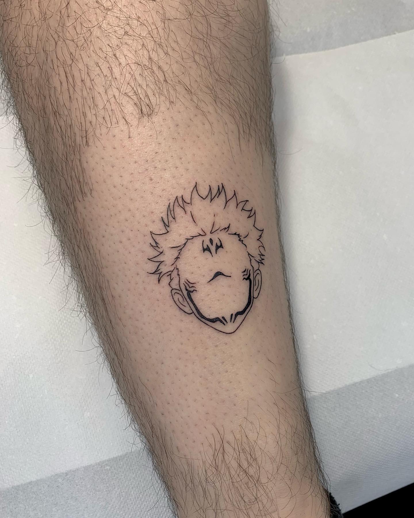 Tatuaje Sukuna en contorno pequeño y negro.
