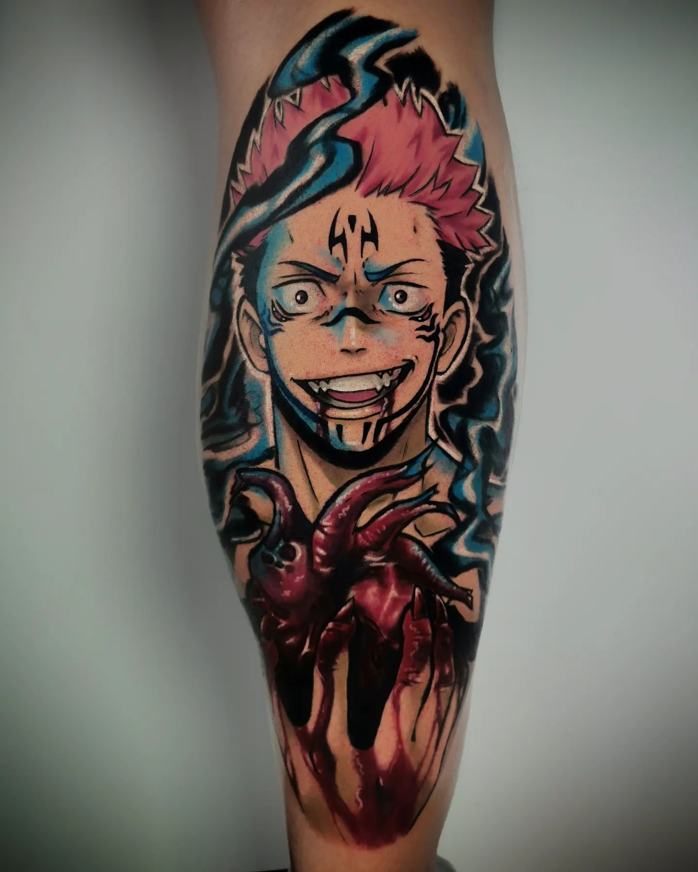 Tatuaje Sukuna vibrante y colorido