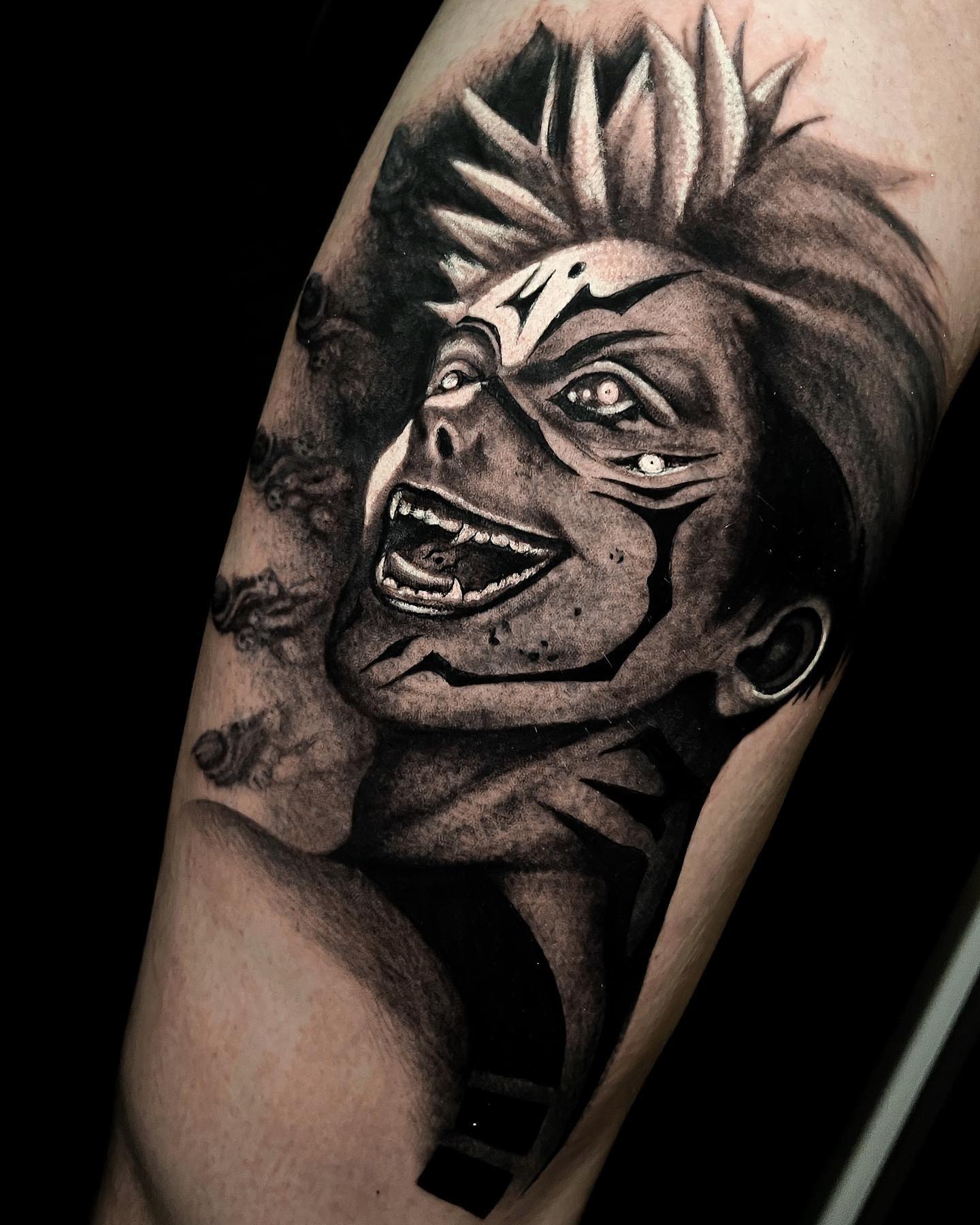 Tinta de contorno negro del tatuaje de Sukuna