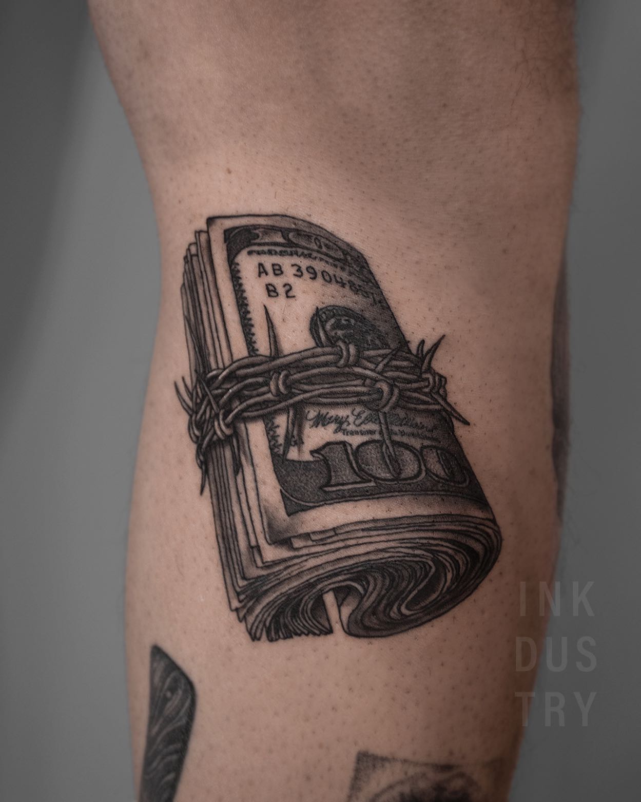Alambre de púas, Fajo de billetes, Tatuaje.