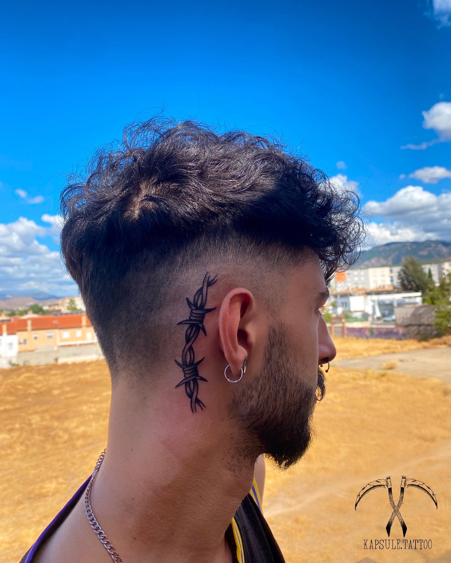Alambre de púas Tatuaje detrás de la oreja