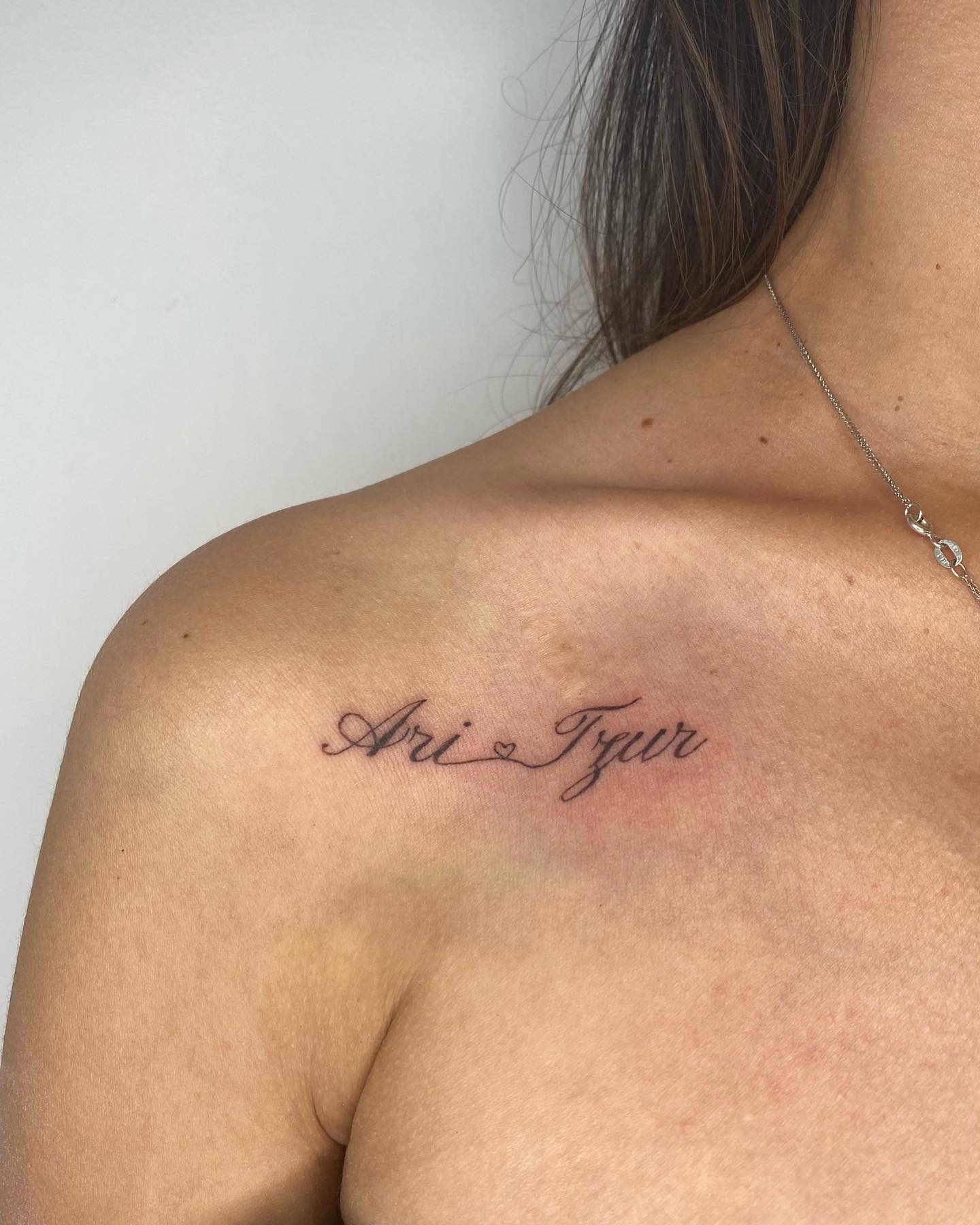 Clavícula Tatuaje de nombre de joven