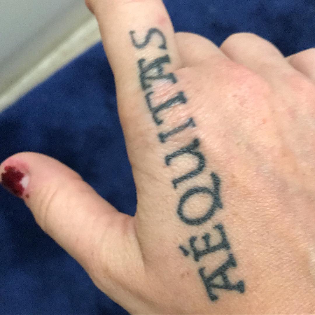 Dedo Boondock Saints Tatuaje