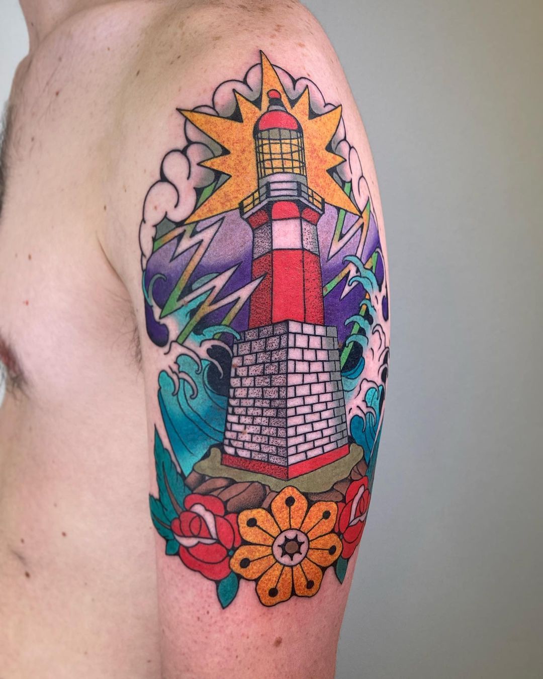 Diseño de faro con tatuaje de hombro grande.