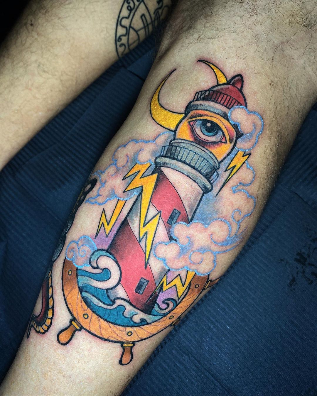 Diseño de tatuaje de faro brillante