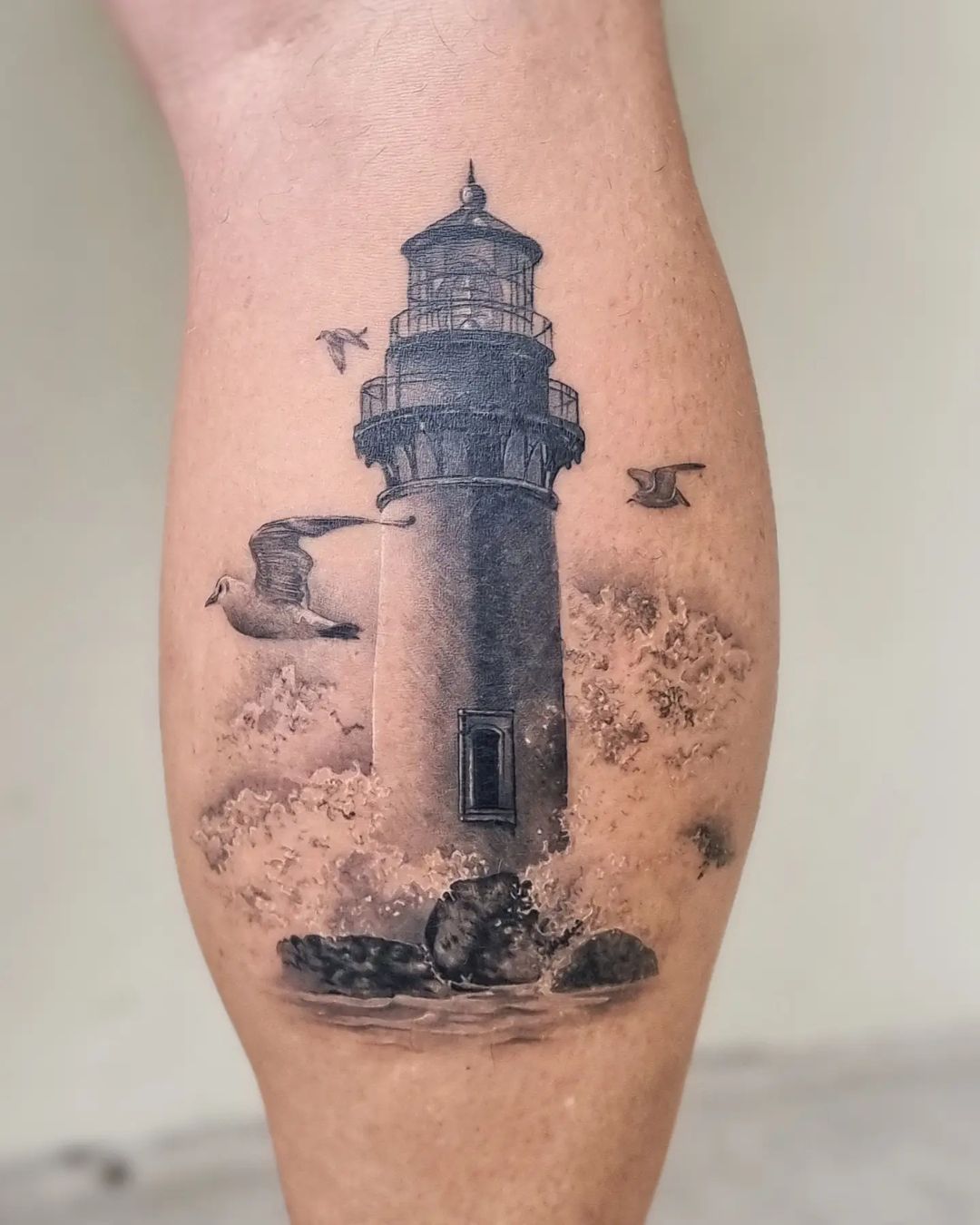 Diseño de tatuaje de faro con pájaros