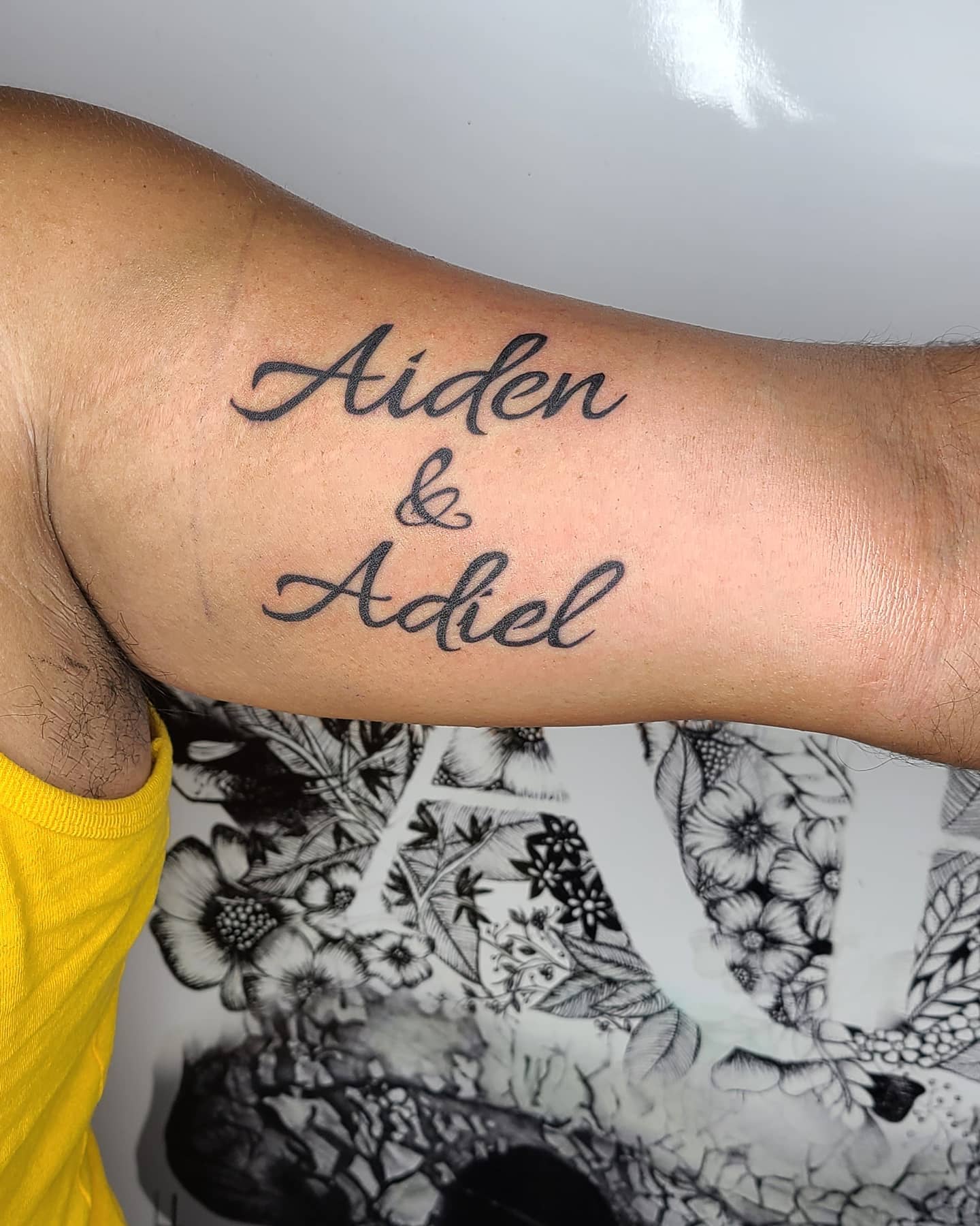 Dos tatuajes de nombres de niños.
