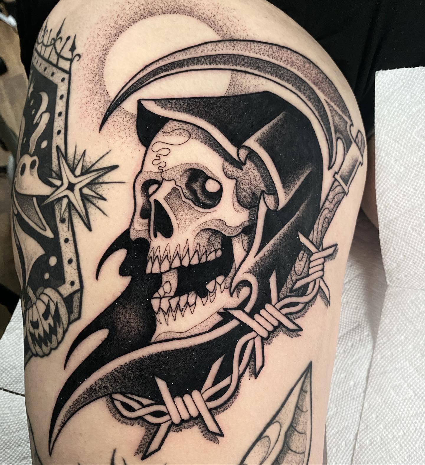 El Ángel de la Muerte y Tatuaje de Alambre de Púa.
