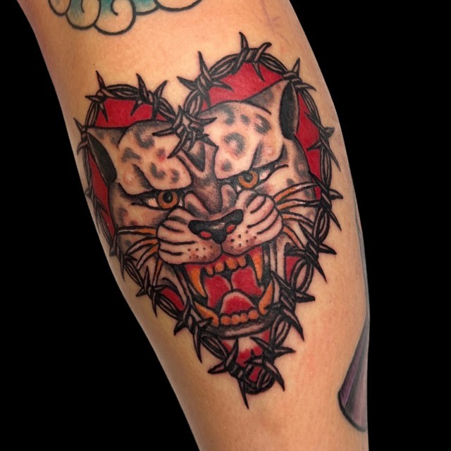 Gato Salvaje y Tatuaje de Alambre de Púas