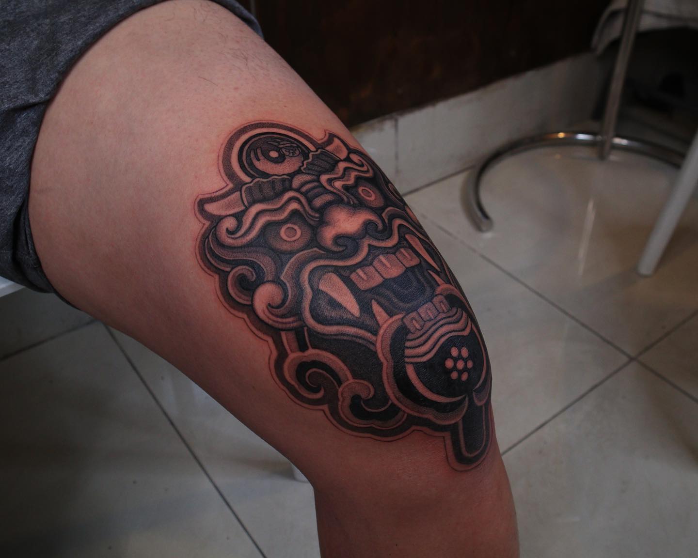 Grande y tatuaje de rodilla gótico.