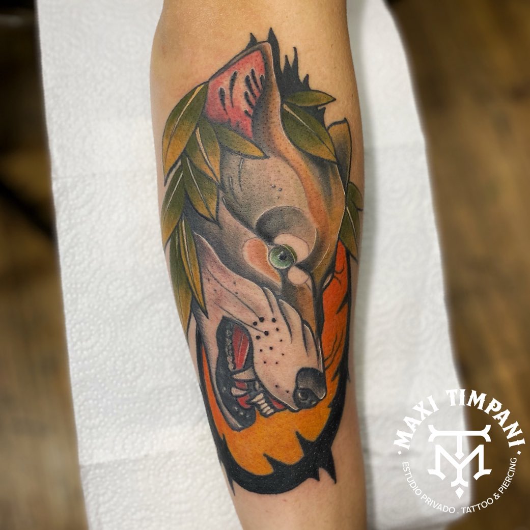 Idea para un tatuaje de lobo brillante.