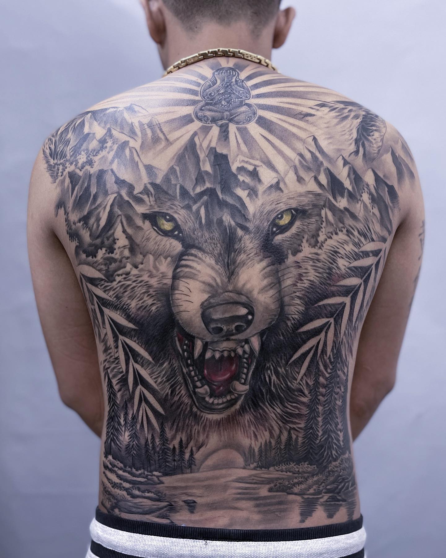 Lobo de ojos verdes, dueño del tatuaje del bosque.