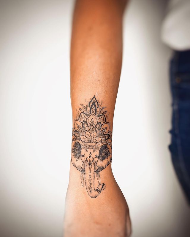 Medallón tatuaje de elefante