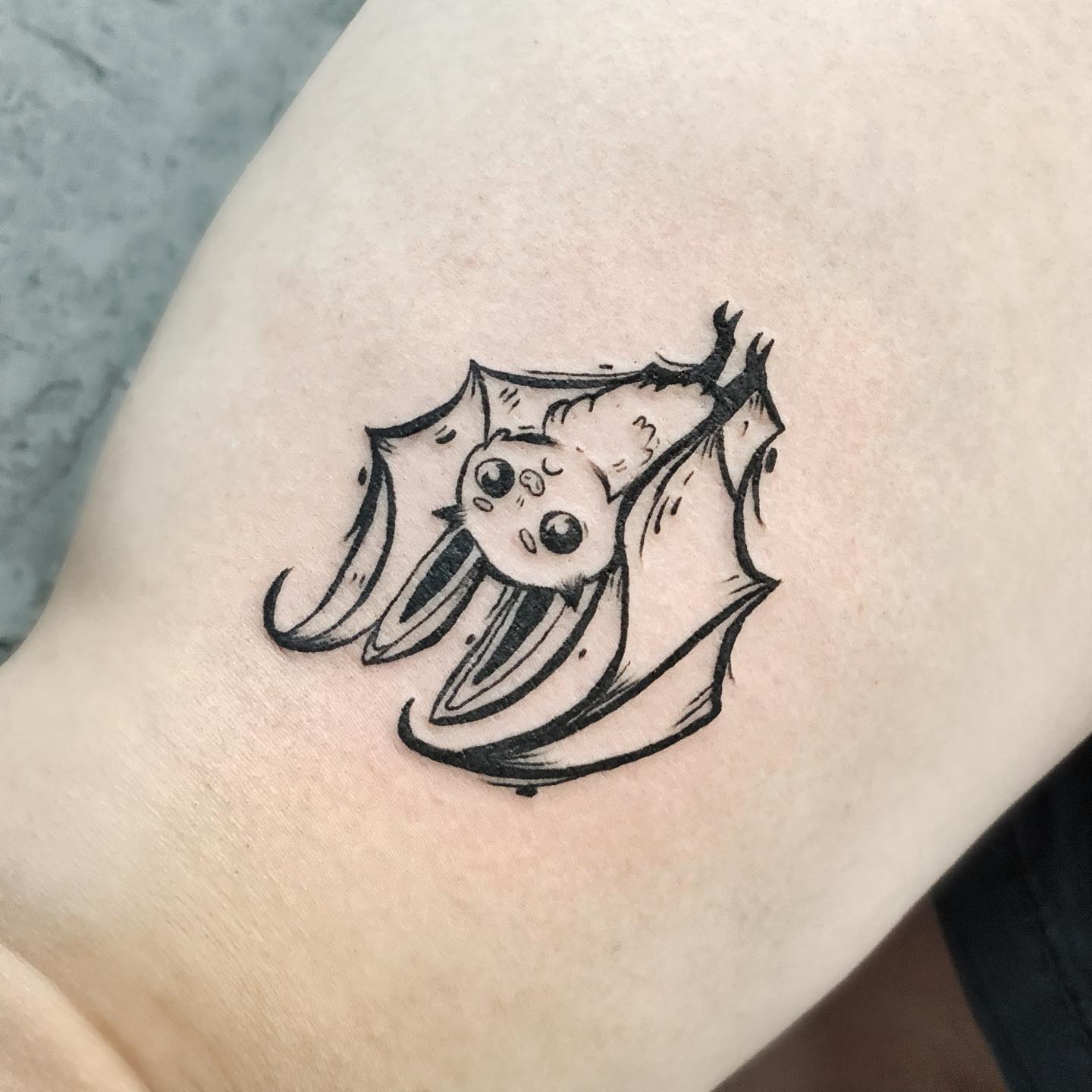 Pequeño y sencillo tatuaje de murciélago.