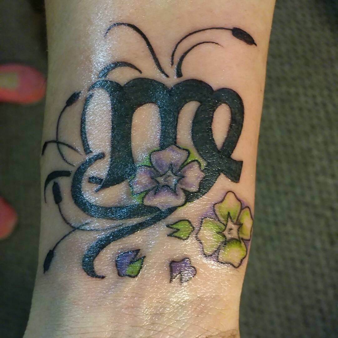 Signo de Virgo y tatuaje de flores