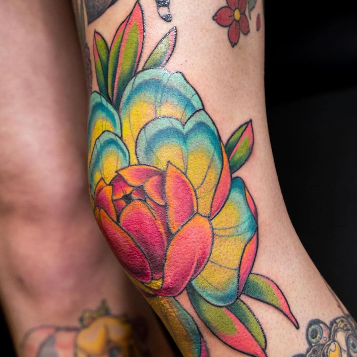 Tatuaje brillante de rodilla pastel